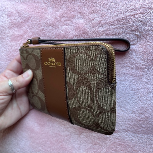 NWT🤎Coach Corner Zip Wristlet 🤎 - Picture 5 of 9